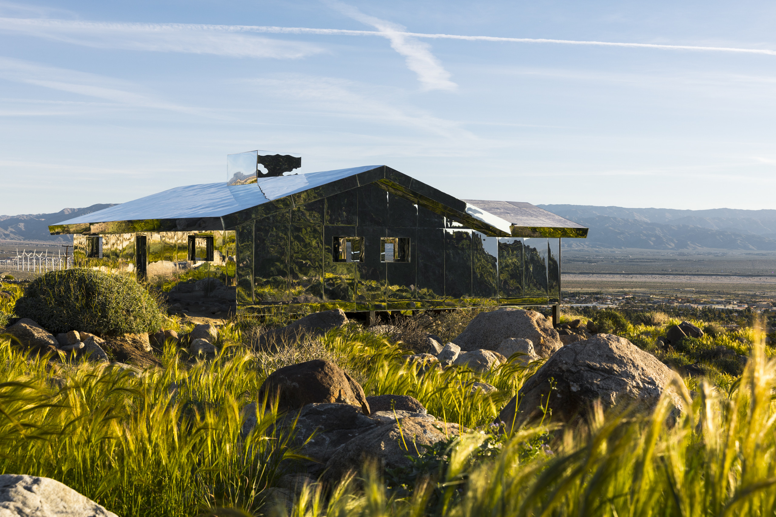 Doug Aitken, *Mirage*, Desert X 2017.