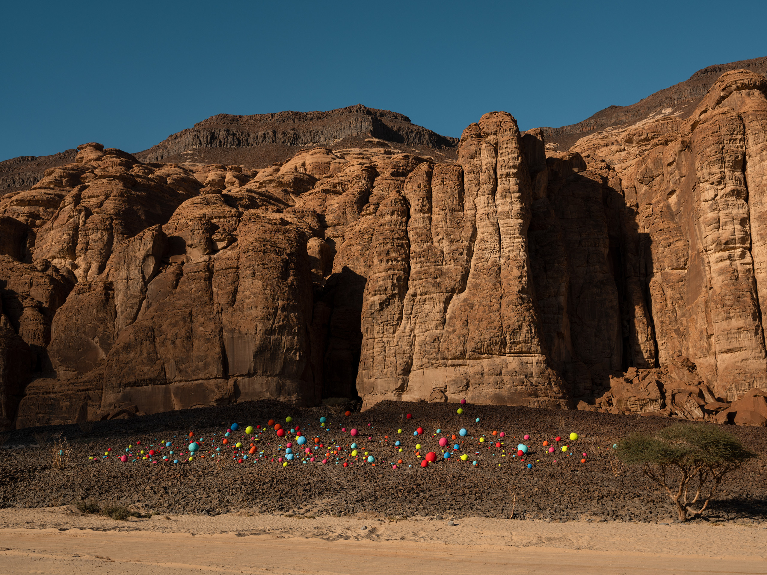 Mohammed Ahmed Ibrahim, *Falling Stones Garden*, Desert X AlUla 2020.